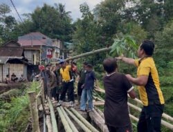 Polres Ponorogo Perbaiki Jembatan Darurat, Akses Dua Desa di Ngebel Kembali Normal