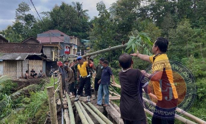 Polres Ponorogo Perbaiki Jembatan Darurat, Akses Dua Desa di Ngebel Kembali Normal