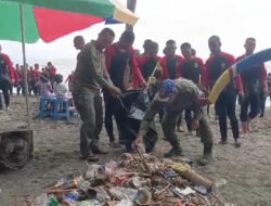 Pusdik Brimob Gelar Aksi Bersih Pantai Pasir Putih Situbondo, Tindak Lanjuti Arahan Presiden RI