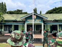 Pasca Gempa Bumi, Ratusan Prajurit Kodim Pacitan Gotong Royong Bersihkan Puing-Puing Bangungan