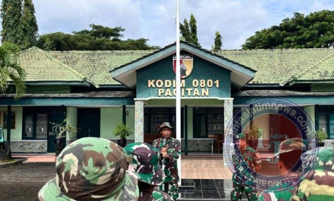 Pasca Gempa Bumi, Ratusan Prajurit Kodim Pacitan Gotong Royong Bersihkan Puing-Puing Bangungan