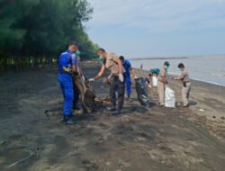 Polres Probolinggo Bersama Warga Percantik Destinasi Wisata Pantai