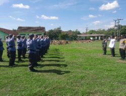 Perkuat Peran Linmas, Babinsa Tulungrejo Tanamkan Disiplin dan Tanggung Jawab