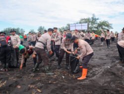 Polres Lumajang Gelar Aksi Bersih – bersih Wujudkan Pantai Watu Pecak Asri