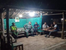 Wujudkan Lingkungan Aman dan Nyaman Babinsa Bersama Warga Gelar Patroli Siskamling
