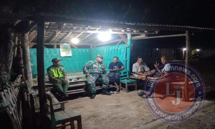 Wujudkan Lingkungan Aman dan Nyaman Babinsa Bersama Warga Gelar Patroli Siskamling