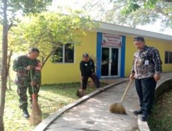 Bersih-Bersih Taman Cerdas, Wujud Kepedulian Babinsa Nusukan, Jaga Lingkungan Tetap ASRI