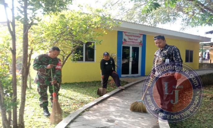 Bersih-Bersih Taman Cerdas, Wujud Kepedulian Babinsa Nusukan, Jaga Lingkungan Tetap ASRI