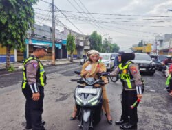 Hari Kesepuluh Operasi Keselamatan Semeru Polres Lumajang Beri Hadiah Pengendara Tertib
