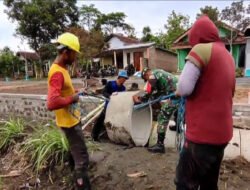 Babinsa dan Warga Krandegan Gotong Royong Bangun Drainase