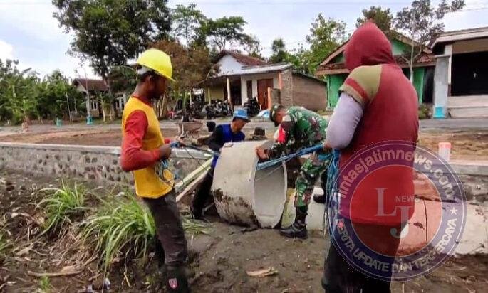Babinsa dan Warga Krandegan Gotong Royong Bangun Drainase