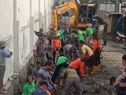 Anggota Satgas TMMD, Ormas, Linmas dan Masyarakat Tancap Gas Kerjakan Perbaikan Saluran Air