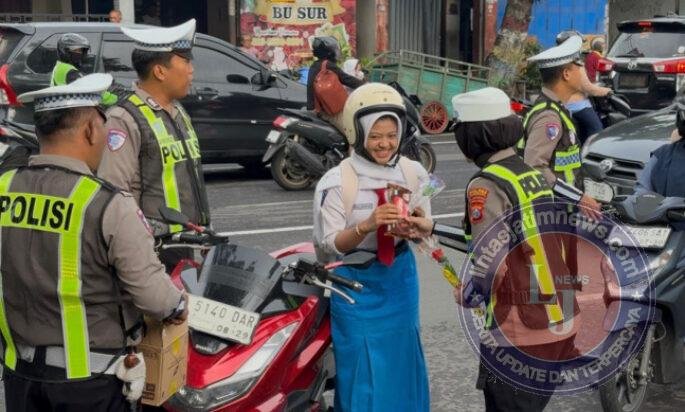 Operasi Keselamatan Semeru Polres Ponorogo Beri Hadian Helm dan Cokelat Pengendara Tertib