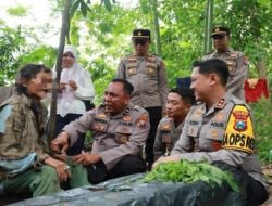Polri Peduli : Polres Jember Evakuasi Kakek Tuna Wisma dari Hutan Jubung