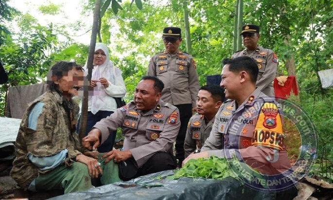 Polri Peduli : Polres Jember Evakuasi Kakek Tuna Wisma dari Hutan Jubung
