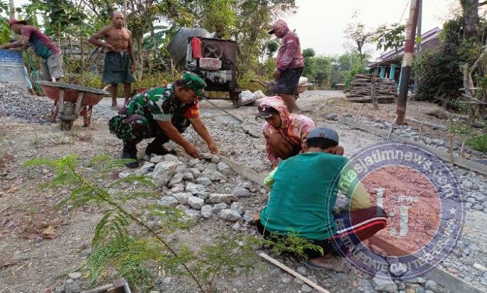 Babinsa Wonoayu Turun Tangan, Gotong Royong Warga Percepat Pengecoran Jalan