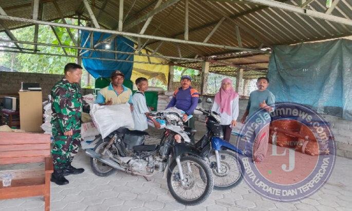 Babinsa Kebonsari Kawal Distribusi Pupuk Kepada Petani