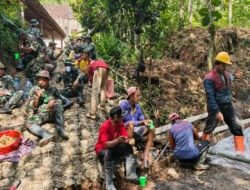 Kopi dan Gorengan Wujud Kebersamaan TNI dan Warga Saat Dilokasi TMMD