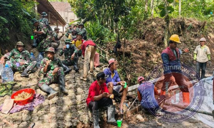 Kopi dan Gorengan Wujud Kebersamaan TNI dan Warga Saat Dilokasi TMMD