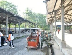 Anggota Kodim Ponorogo dan Masyarakat Gotong Royong Bersihkan Lingkungan
