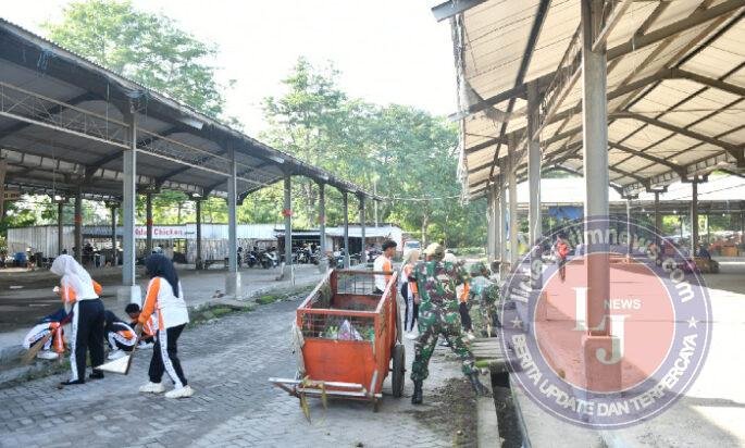 Anggota Kodim Ponorogo dan Masyarakat Gotong Royong Bersihkan Lingkungan