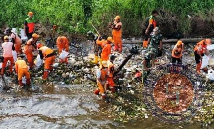 Kapolres Pelabuhan Tanjung Priok Bersama Forkopimko, Korve Bersih-Bersih Pesisir Laut Marunda