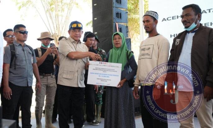 Pemerintah Serahkan Bantuan Perbaikan Rumah, Kasatgas Tito Pastikan Negara Bersama Masyarakat Terdampak Bencana