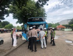 Pastikan Keselamatan Peziarah, Satlantas Polres Gresik Gelar Ramp Check Bus Pariwisata di Kawasan Sunan Giri