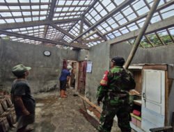 Gotong Royong TNI Dalam Pembangunan Rumah Milik Warga Terdampak Gempa Di Pacitan