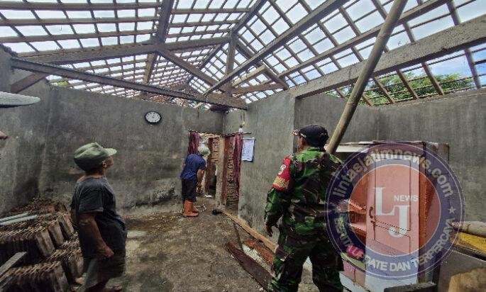 Gotong Royong TNI Dalam Pembangunan Rumah Milik Warga Terdampak Gempa Di Pacitan