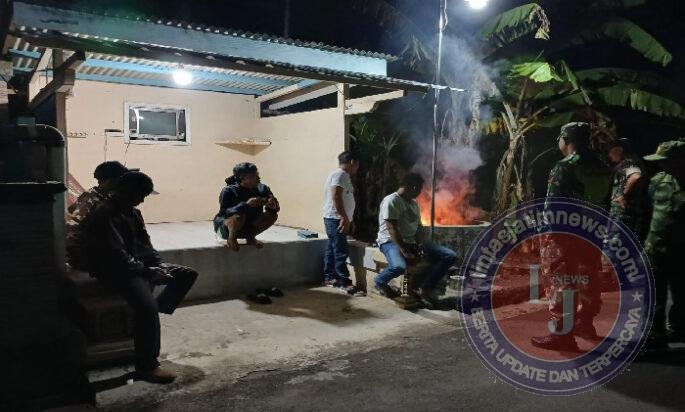 Cegah Gangguan Kamtibmas, Babinsa Ampel Turun Malam Hari Hidupkan Siskamling Desa Candi