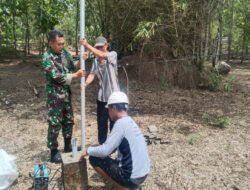 Babinsa dan Warga Banyukambang Gotong Royong Pasang Lampu Jalan