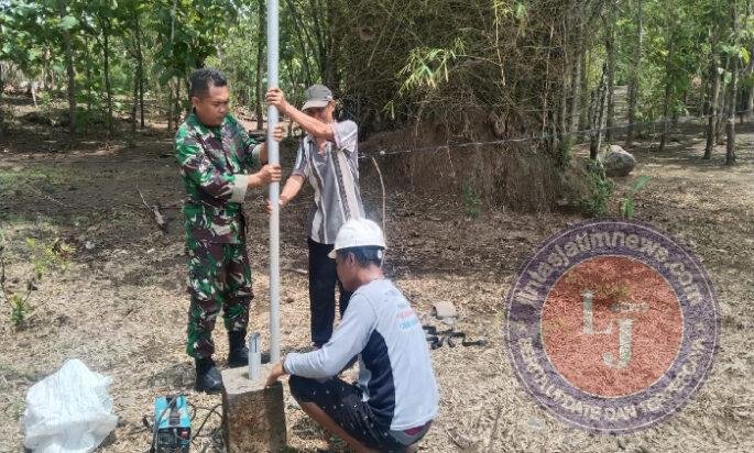 Babinsa dan Warga Banyukambang Gotong Royong Pasang Lampu Jalan