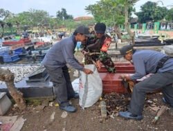 Sambut Ramadhan 1447 H, Babinsa dan Tiga Pilar Bersihkan Makam Cangkring