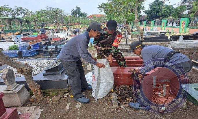 Sambut Ramadhan 1447 H, Babinsa dan Tiga Pilar Bersihkan Makam Cangkring