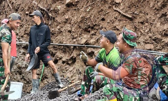 Di Balik Kucuran Keringat, Ada Senyum Yang Terpancar Di Lokasi TMMD 127 Kodim Wonogiri
