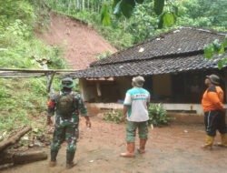 Babinsa Koramil 0801/03 Arjosari Sigap Tanggap Bencana Bantu Rumah Warga Tertimbun Longsor