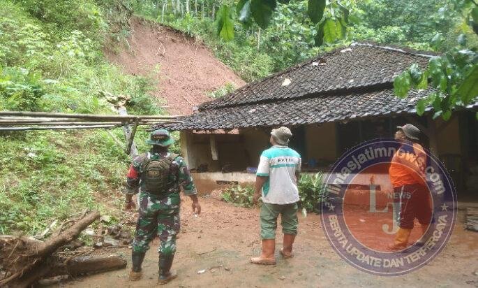Babinsa Koramil 0801/03 Arjosari Sigap Tanggap Bencana Bantu Rumah Warga Tertimbun Longsor