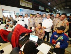 Momen Kapolri Ikut Donor Darah saat Hadiri Baksos HUT ke-53 Buruh KSPSI