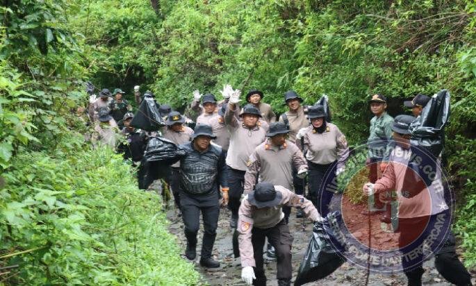 Polres Magetan Gelar Korve di Jalur Pendakian Gunung Lawu