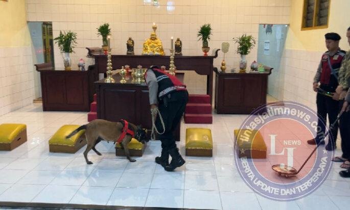 Polres Lumajang Lakukan Sterilisasi Vihara Jelang Perayaan Imlek