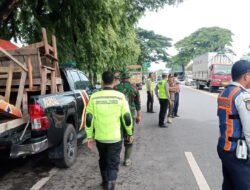 Satlantas Polres Pasuruan Tertibkan PKL dan Parkir Liar di Bundaran Sirkel Gempol
