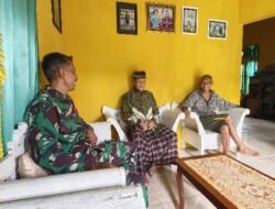 Rutin Pantau Wilayah, Babinsa Koramil 0801/01 Pacitan Komsos Dengan Warga