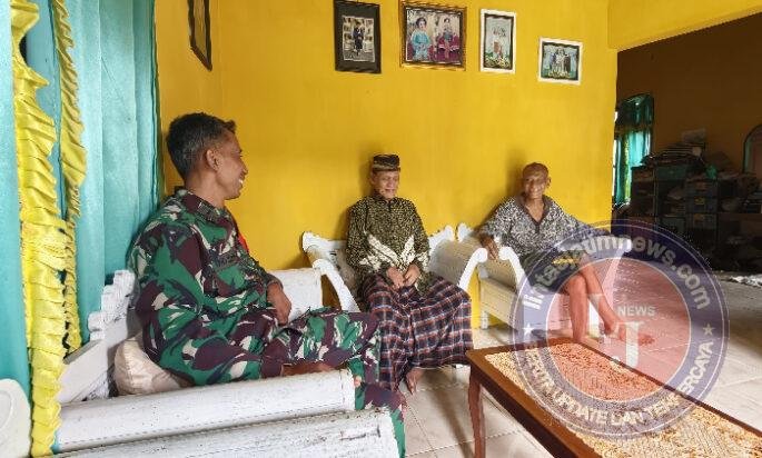 Rutin Pantau Wilayah, Babinsa Koramil 0801/01 Pacitan Komsos Dengan Warga