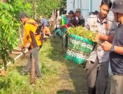 Babinsa Setabelan dan Warga Bersihkan Lingkungan, Wujudkan Kemanunggalan TNI-Rakyat
