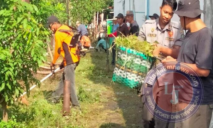 Babinsa Setabelan dan Warga Bersihkan Lingkungan, Wujudkan Kemanunggalan TNI-Rakyat