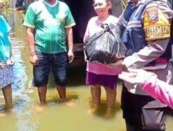 Polresta Sidoarjo Salurkan Bantuan Sembako Untuk Warga Terdampak Banjir di Dusun Dodokan