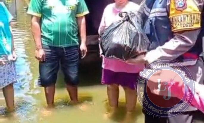 Polresta Sidoarjo Salurkan Bantuan Sembako Untuk Warga Terdampak Banjir di Dusun Dodokan