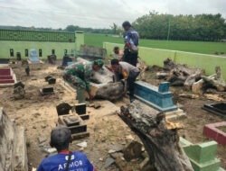 Babinsa dan Warga Sindon Bersatu Bersihkan Makam Desa