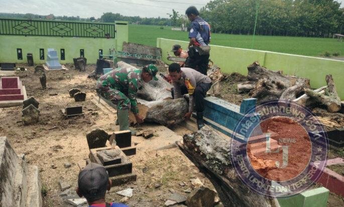 Babinsa dan Warga Sindon Bersatu Bersihkan Makam Desa